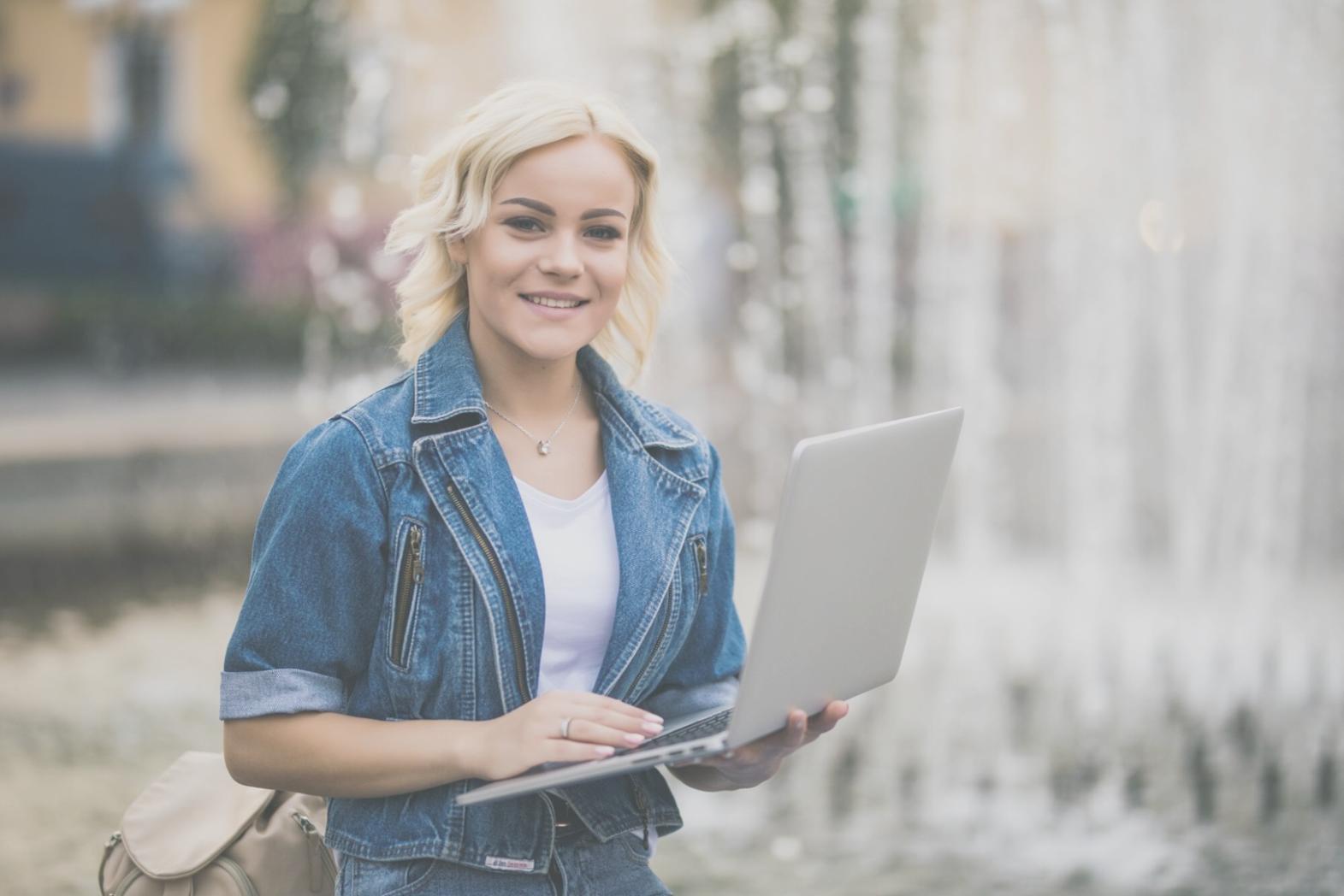 Internationale Studierende bei der gemeinsamen Finanzplanung